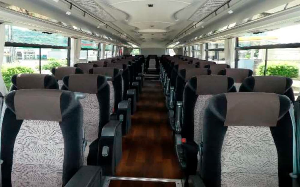 大型貸切バス1列サロン車写真