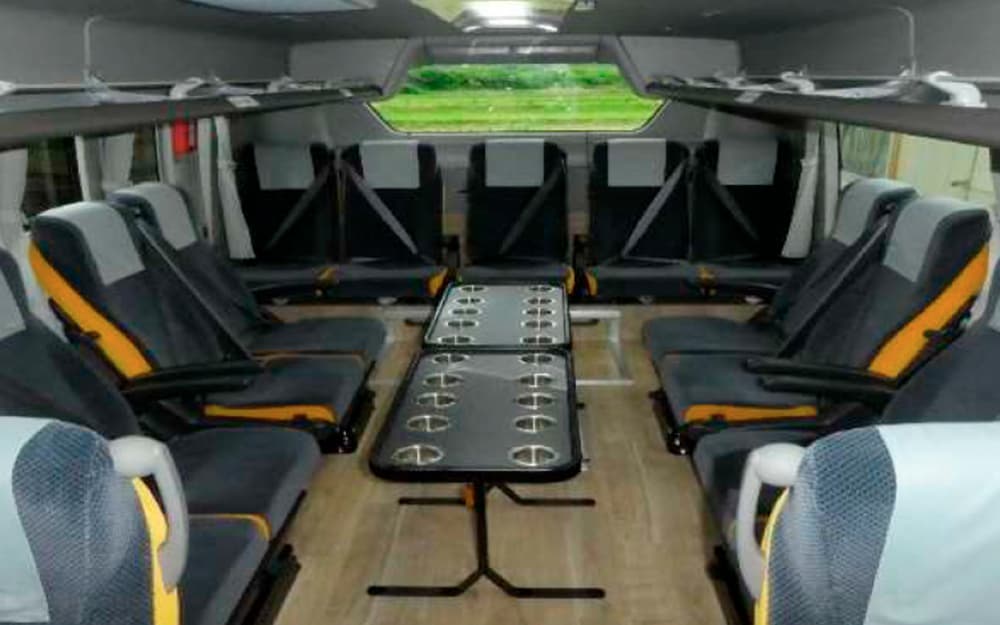 大型貸切バス2列サロン車写真